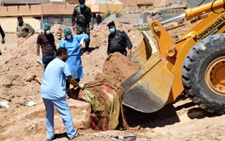 Khai quật một hố chôn tập thể ở Iraq.